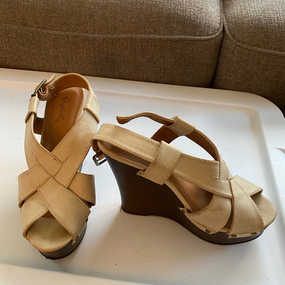 Size 6 cross cross wedges